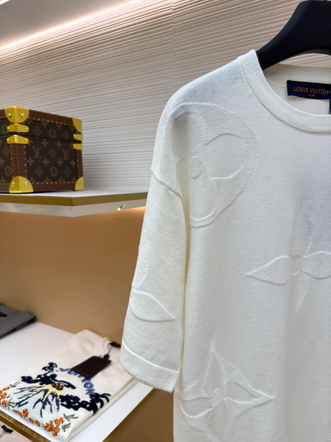 LOUIS VUITTON Four-leaf clover woolen short-sleeve ●Original version: 11000 purchased and developed ●Item number: 1681110-A55 ●Fabric: combed cotton fabric ●Technology: woolen fabric ●Version: fitted version ●Weight: about 240 grams ●Size: XS-S-M-L ●Description: The wool material is made of 40s double-ply 100% combed cotton yarn, and the machine uses 14 needles and 2 yarns to weave the piece. A single piece takes 160 minutes per piece, 20 minutes for plate sewing, manual quality inspection, and specific three-standard washing. The overall wiring is straight and delicate, the fabric is comfortable and soft, and the color is consistent without color difference. It can be matched with the same style to create a fashionable look and control various occasions. Customized accessories, complete with three standards, same style for men and women!